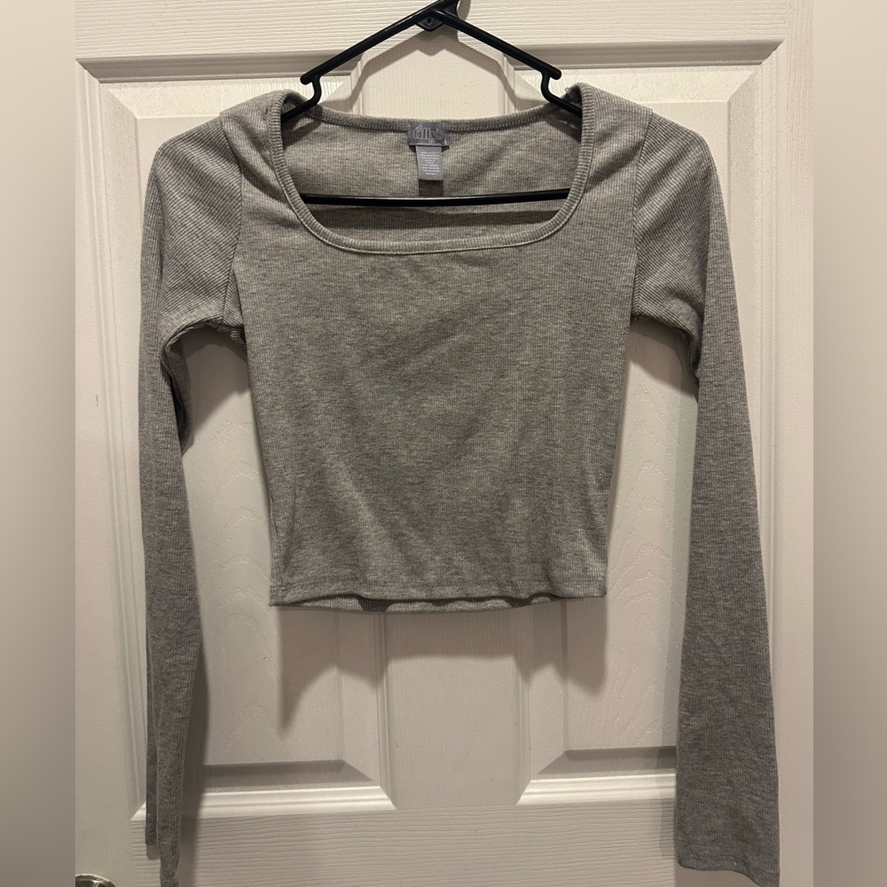A long sleeve crop top. From Tillys never worn it just took off the tags.